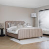 Ruim opbergbed Salva met bekleed hoofdbord in moderne slaapkamer